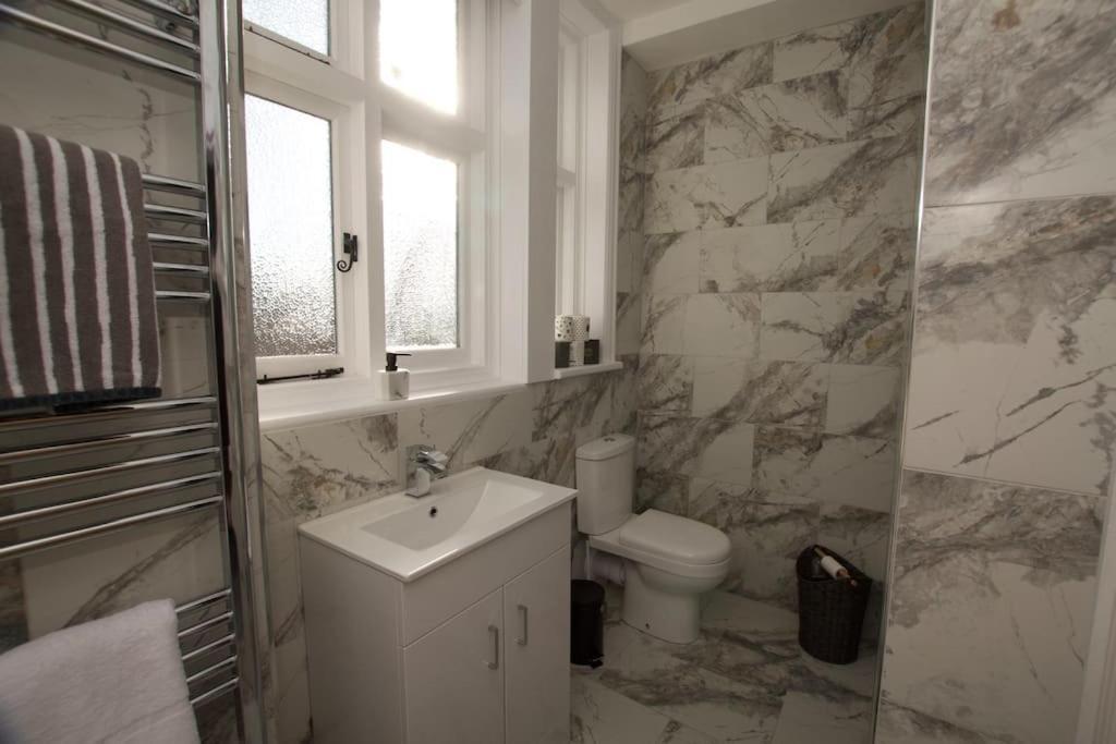 Beautiful Large 3-Bed Coastal Flat With Parking. Leilighet Frinton-on-Sea Eksteriør bilde